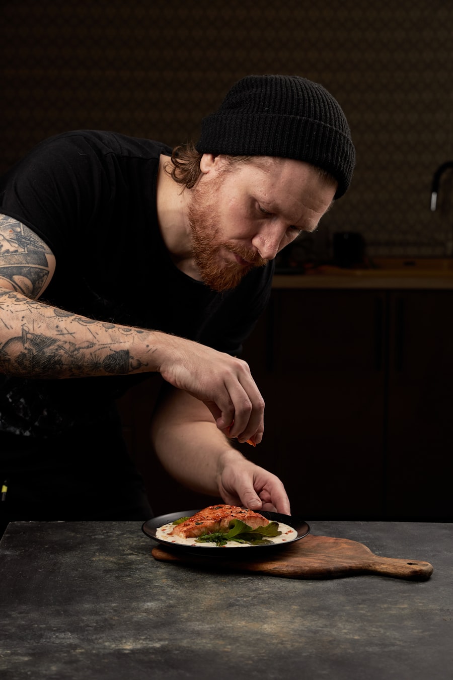 Restaurateur devant son établissement